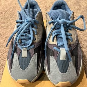 Yeezy boost 700 car Blu